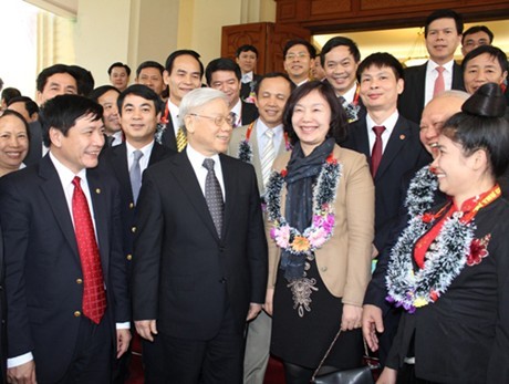 Tổng bí thư gặp mặt các bí thư tiêu biểu Khối Doanh nghiệp Trung ương Tổng Bí thư trò chuyện với các Bí thư Chi bộ tiêu biểu. Ảnh: vov.vn