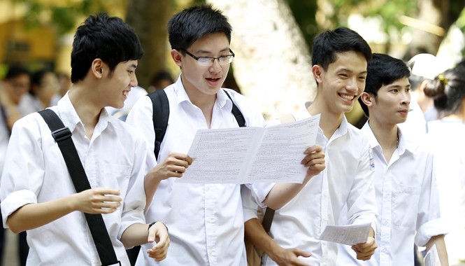 Bộ mong nhận được những góp ý, phản biện Kỳ thi THPT quốc gia sẽ giảm áp lực và tốn kém (trong ảnh thí sinh trường THPT Quang Trung - Hà Nội sau khi làm xong bài thi môn Vật lý năm 2014). Ảnh: Ngọc Châu.