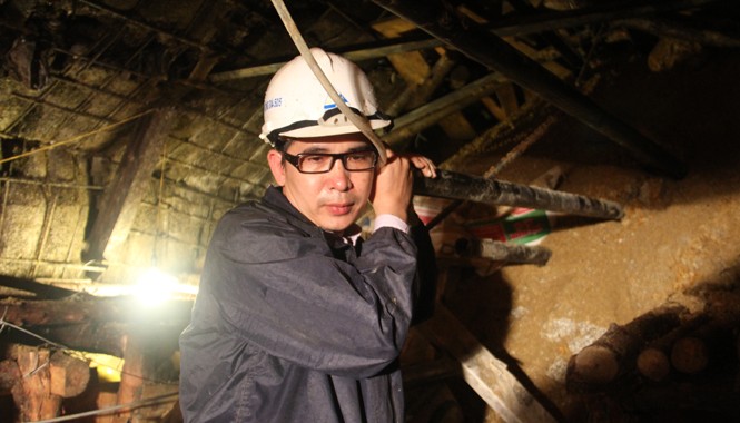 Hé lộ sơ hở trong quy định quản lý và thi công hầm Đạ Dâng Ông Lưu Công Tới, đang nói chuyện với những nạn nhân mắc kẹt trong hầm sập qua ống sắt. Ảnh: Đại Dương.