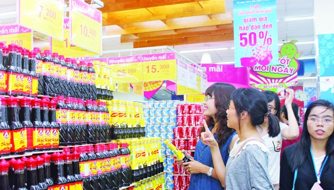 Hàng Tết 2015 tại TPHCM: Nguồn cung lớn, giá không tăng Hàng Tết 2015 đã bắt đầu tràn ngập các hệ thống siêu thị tại TPHCM.