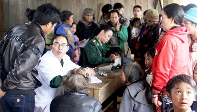 Khám bệnh miễn phí cho người dân biên giới Việt - Lào Bác sỹ Quân y Biên phòng Quảng Nam khám chữa miễn phí tại thôn Ch’noc.