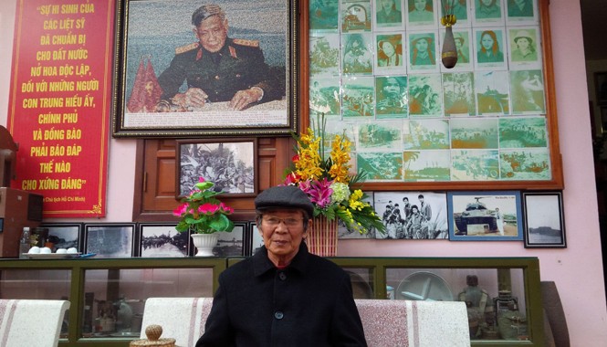 Người sưu tầm kỷ vật chiến tranh Phút bình yên của người lính già. Ảnh: Trung Dũng.