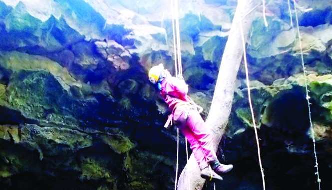 'Độn thổ' vào động núi lửa lớn nhất Đông Nam Á 'Độn thổ' vào động núi lửa lớn nhất Đông Nam Á