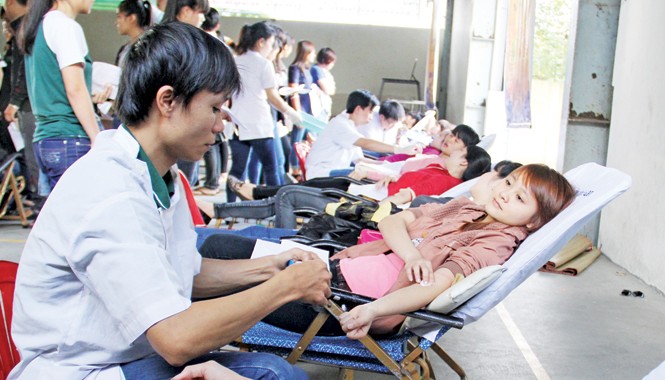 Sáng nay, Chủ nhật đỏ tại Đà Nẵng Hưởng ứng không khí của Chủ nhật đỏ, sinh viên các trường ĐH, CĐ ở Đà Nẵng nhiệt tình tham gia hiến máu. Trong ảnh: SV trường CĐ Thương mại tham gia hiến máu sáng qua, 31/1.