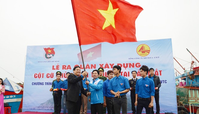 Tuổi trẻ chung tay bảo đảm an toàn giao thông Bí thư thứ nhất T.Ư Đoàn Nguyễn Đắc Vinh và tuổi trẻ Nghệ An tại lễ ra quân xây dựng cột cờ Tổ quốc. Ảnh: Cảnh Huệ.