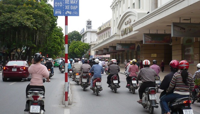Bỏ phân làn nhiều tuyến phố Hà Nội Sau 3 năm phân làn Hà Nội đã dỡ bỏ dải phân cách trên nhiều tuyến phố. Ảnh: Trọng Đảng.