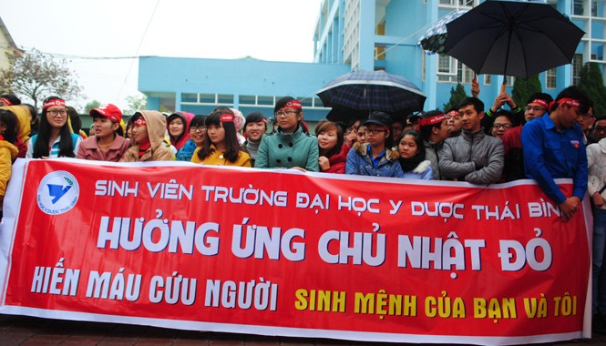 Bùng cháy Chủ nhật Đỏ ở điểm sáng Thái Bình Tuổi trẻ ĐH Y dược Thái Bình háo hức chờ hiến máu. Ảnh: Duy Ngợi.