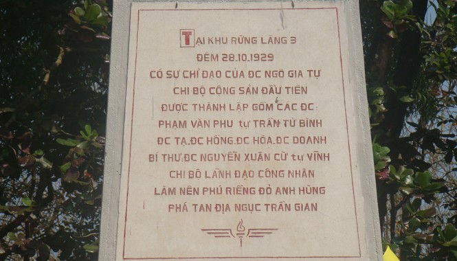 Chi bộ đỏ giữa rừng cao su Tượng đài Phú Riềng Đỏ, nơi thành lập chi bộ Đảng đầu tiên của ngành cao su.