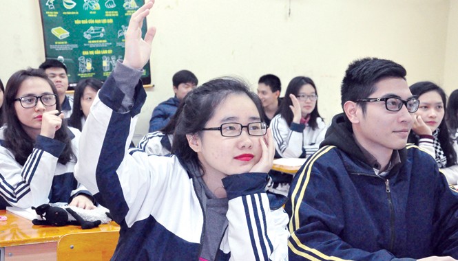 Một kỳ thi còn bộn bề lo lắng Học sinh lớp 12 trường THPT Việt Đức (Hà Nội) sẽ dự thi năm nay. Ảnh: Hồ Thu.