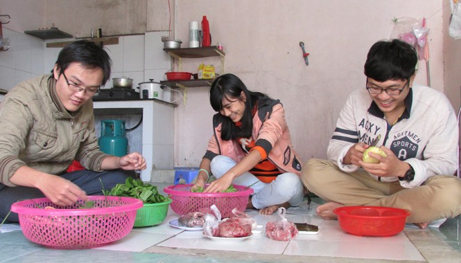 Khởi nghiệp bằng nghề… đi chợ thuê Các loại thực phẩm sẽ được các thành viên Phụ bếp Đà Nẵng sơ chế cẩn thận trước lúc giao cho khách hàng. Ảnh: Đào Phan.