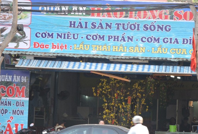 Thu hồi giấy phép quán ăn 'cắt cổ' khách Nhật Chủ quán Hào Long Sơn tính 2,2 triệu đồng cho bữa ăn của hai người gồm tôm sú, ốc hương, cơm chiên hải sản, hai chai bia, ly cam ép.
