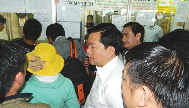 Bộ trưởng Thăng kêu gọi tẩy chay doanh nghiệp không giảm giá vé Bộ trưởng GTVT Đinh La Thăng kiểm tra công tác bán vé Tết tại Bến xe Miền Đông. Ảnh: LT.