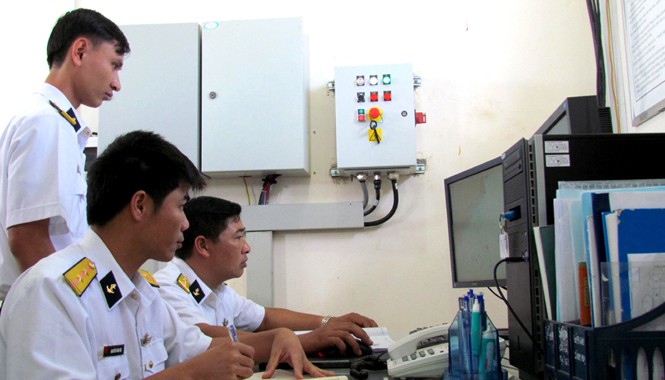 Cho mắt thần Trường Sa” thêm sáng Kíp trực của Trạm ra đa 575 theo dõi các mục tiêu do thiết bị mới quan sát được.