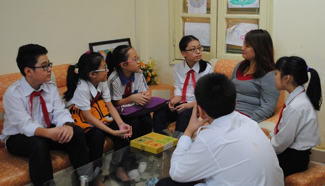 Tư vấn tâm lý học sinh: Một mảng giáo dục bị lãng quên Thạc sĩ tâm lý Vũ Thu Hà đang trò chuyện với học sinh khối 6 Trường THCS Ngô Sĩ Liên, quận Hoàn Kiếm, Hà Nội. Ảnh: Quý Hiên.