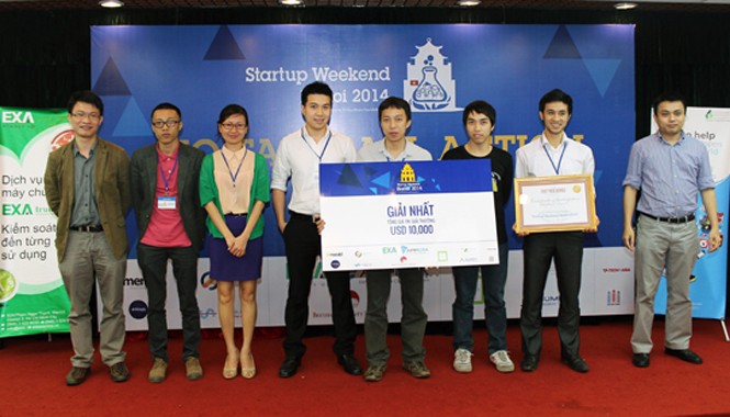 Sàn giao dịch bảo đảm về freelance Trần Ngọc Tuân (thứ 4 từ phải qua) nhận giải Nhất khởi nghiệp Startup Weekend Hanoi 2014. Ảnh: NVCC.