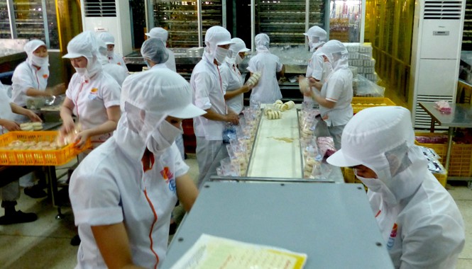 Đồng bào Khmer hân hoan đón Tết cùng điện Nhờ có điện, cơ sở sản xuất bánh pía Long Hoa Viên (Sóc Trăng) phát triển mạnh. Ảnh: Trọng Thịnh.