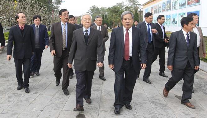 Tổng Bí thư Nguyễn Phú Trọng thăm và làm việc tại Quảng Trị Tổng Bí thư Nguyễn Phú Trọng đến dâng hương, hoa tưởng nhớ các Anh hùng liệt sĩ tại Nghĩa trang liệt sĩ Quốc gia Đường 9. Ảnh: Trí Dũng – TTXVN.