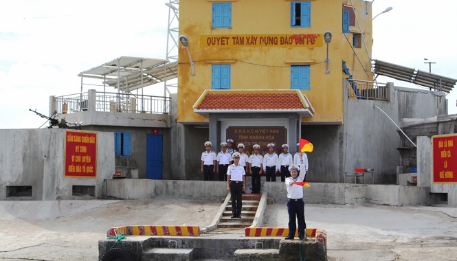 Điểm tựa cho ngư dân bám biển Cán bộ, chiến sĩ đảo Đá Nam trong nghi thức đón khách trên cầu cảng.