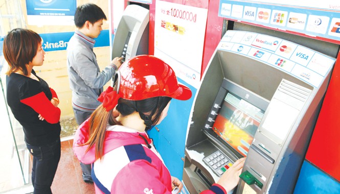 Xoay đủ cách chống quá tải ATM ATM phục vụ công nhân rút tiền tại khu công nghiệp Bắc Ninh. Ảnh: Như Ý.