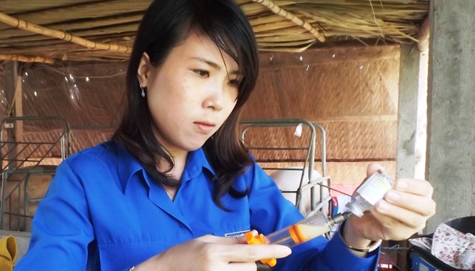 Thủ lĩnh Đoàn nuôi heo thu nhập gần nửa tỷ đồng Chị Như đang pha chế thuốc.
