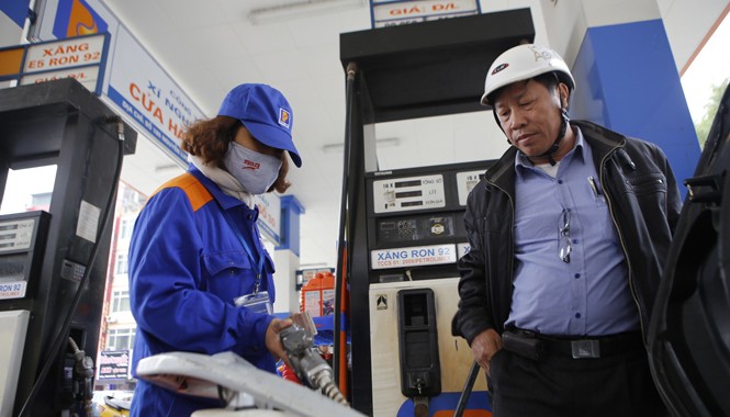 Giá dầu thô giảm mạnh: Đừng chỉ lo thu ngân sách Không thể vì bù thu ngân sách do giá dầu giảm mà tìm cách tăng thuế trong nước. Ảnh: Như Ý.