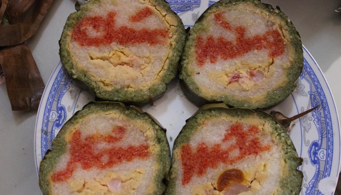 Quà độc hút hàng ngày Tết Chiếc bánh tét của chị Phương bên trong có chữ ý nghĩa ngày Tết.