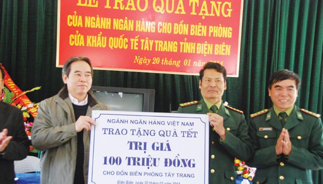 Niềm tin mang tên “Bình Thống đốc” Thống đốc Nguyễn Văn Bình trao quà Tết cho Đồn biên phòng Tây Trang, tỉnh Điện Biên.