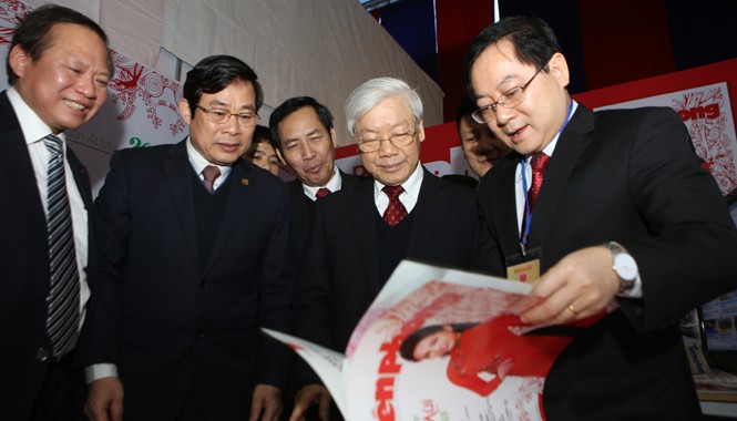 120 gian hàng tham gia Hội báo Xuân 2015 Tổng Bí thư Nguyễn Phú Trọng đến thăm gian trưng bày của báo Tiền Phong tại Hội Báo Xuân 2015. Trong ảnh: Tổng Biên tập báo Tiền Phong, ông Lê Xuân Sơn giới thiệu với Tổng Bí thư về các ấn phẩm Xuân của báo Tiền Phong.