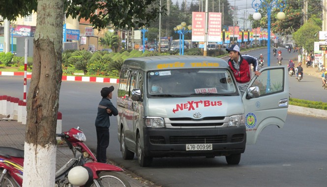 Bất an “xe dù” ngày Tết Lái xe vô tư mở cửa đu người ra ngoài đón khách.