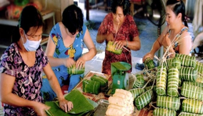 2 triệu đồng/ngày công gói bánh tét Gói bánh tét ở Trà Cuôn.