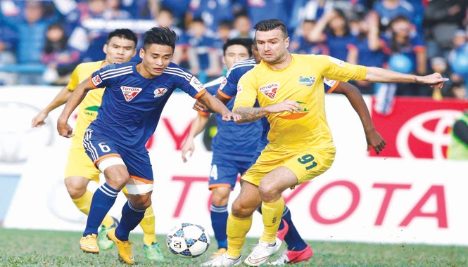 Vòng 7 V-League 2015: Đầu bảng cùng thua, trọng tài bẻ còi Thanh Hóa (phải) khiến Than QN phải ôm hận ngay tại sân nhà Cẩm Phả. Ảnh: VSI.