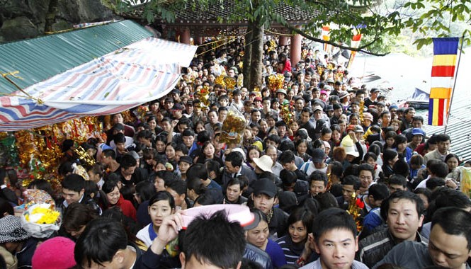 Cán bộ không nên rồng rắn đi lễ hội Ùn ùn chen lấn trẩy hội chùa Hương. Ảnh: Như Ý.