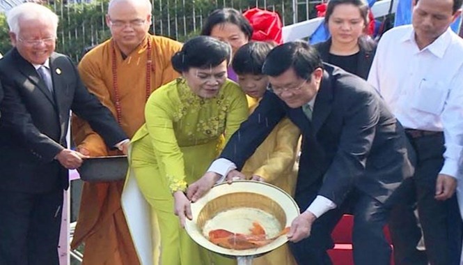 Rưng rưng xuân quê hương Chủ tịch nước Trương Tấn Sang và phu nhân cùng một số kiều bào thả cá chép.