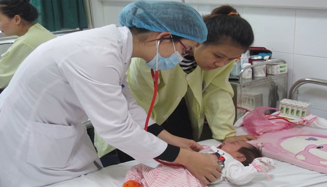 Gia tăng ho gà biến chứng ở trẻ Bác sĩ kiểm tra sức khỏe cho bệnh nhi bị ho gà tại BV Nhi T.Ư.