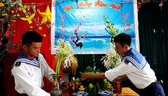 Lính Trường Sa đón Tết sớm Mâm ngũ quả trên đảo Sơn ca. Ảnh: Kim Phượng.