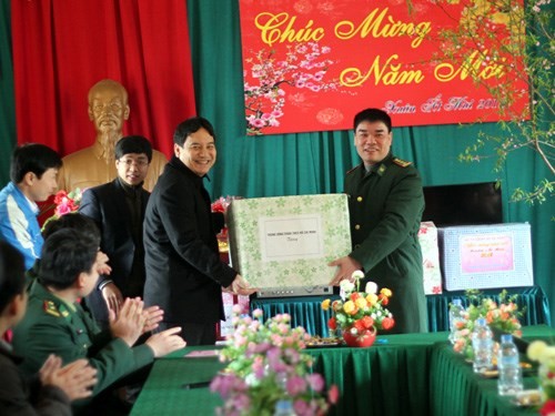 Chăm lo đối tượng chính sách, chiến sỹ nơi biên giới Anh Nguyễn Đắc Vinh tặng quà cán bộ chiến sĩ Đồn biên phòng Thanh Lòa. Ảnh thanh niên.com.vn