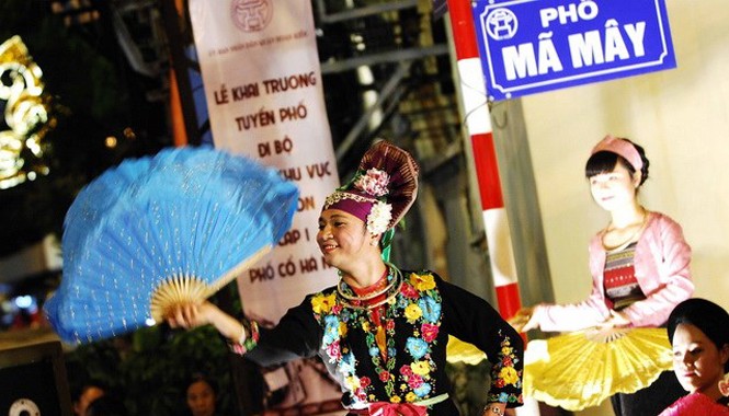 Trình diễn nghệ thuật truyền thống ở phố cổ Trình diễn nghệ thuật truyền thống ở phố cổ
