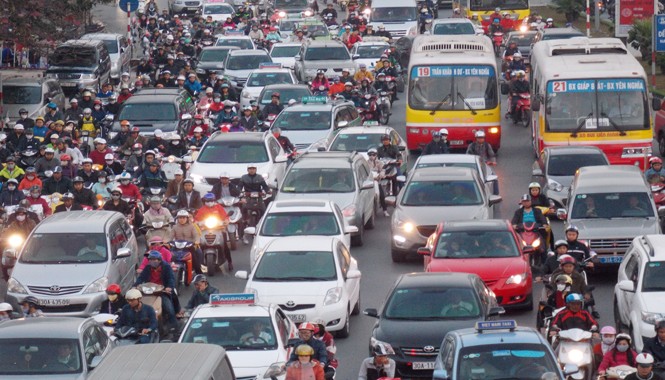 Giao thông ùn tắc trên nhiều tuyến phố Giao thông ùn tắc kéo dài trên đường Xã Đàn (Hà Nội). Ảnh: Anh Trọng.
