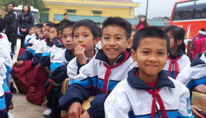 Cho tôi nắm tay bạn Niềm vui của học sinh nghèo trường THCS Cun Pheo, huyện Mai Châu khi nhận quà Tết từ các bạn trao tặng. Ảnh: P.H.
