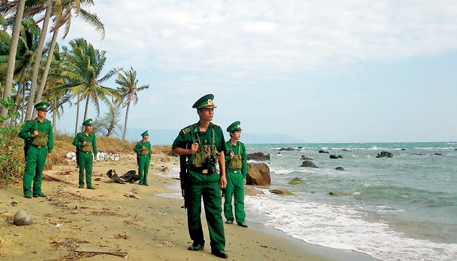 Lính biên phòng nơi chóp đảo Tuần tra bờ biển. Ảnh: Nguyễn Long.