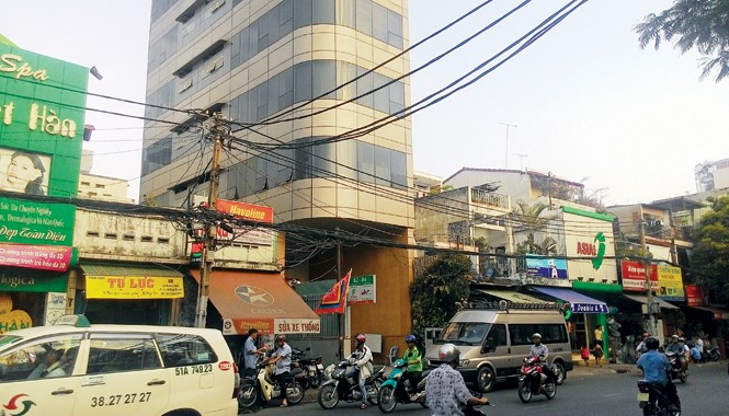 Dịch vụ đòi nợ đắt hàng Trụ sở Cty H.T nằm trong tòa nhà cao tầng trên đường Lê Quang Định. Ảnh: Việt Văn.