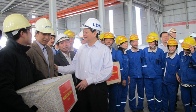 Khai thác bauxite, phải đảm bảo an toàn tuyệt đối Thủ tướng Nguyễn Tấn Dũng thăm và trao quà Tết cho các công nhân làm việc tại nhà máy alumin Tân Rai. Ảnh: Thục Quyên.