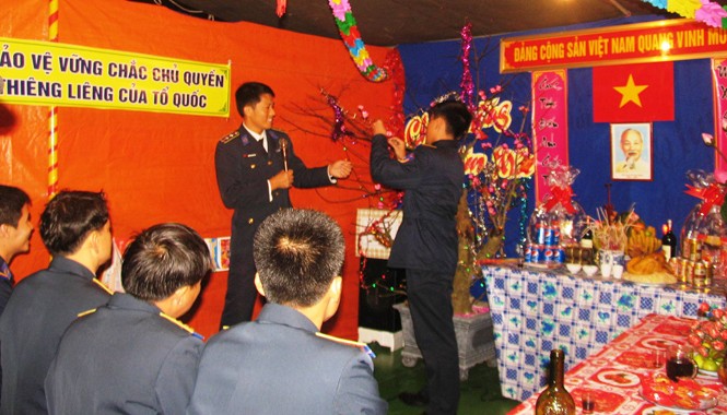 Giao thừa của Cảnh sát biển Cán bộ, chiến sĩ CSB thi hái hoa dân chủ đêm giao thừa. Ảnh: Đặng Văn Cường.