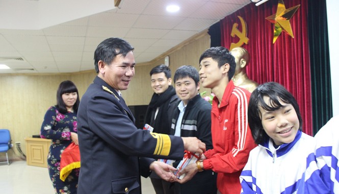 Phát động cuộc thi “Biển, đảo Tổ quốc và chiến sỹ Hải quân” Chuẩn Đô đốc Nguyễn Ngọc Tương, Phó Chính ủy Hải quân trao giải cho các em học sinh, sinh viên làm bài thi mẫu đạt kết quả cao, tại lễ phát động. Ảnh: Nguyễn Minh.