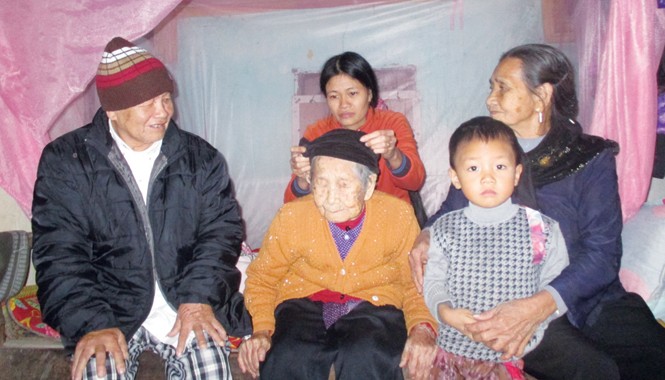 Chuyện trường thọ ở đất hai vua Cụ Lê Thị Luyến cùng con, cháu và chắt. Ảnh: Hoàng Lam.