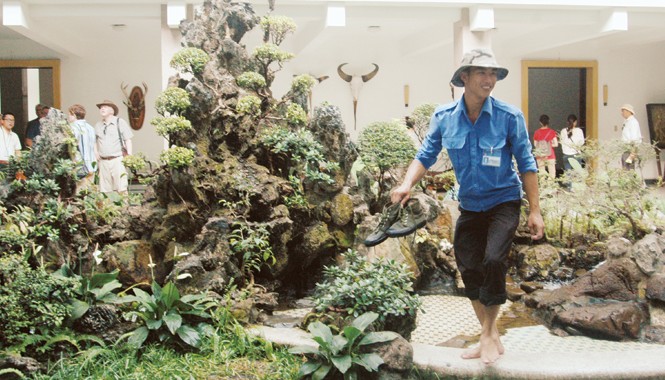 Chiêm ngẫm trong dinh Độc Lập Chăm sóc hòn non bộ trong khu sinh hoạt của gia đình tổng thống. Ảnh: T.N.A.