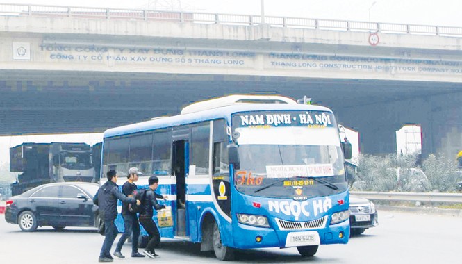 Nhan nhản xe 'rùa bò' vòng vèo đón khách Xe BKS 18N-5408 bắt khách ngay cao tốc Pháp Vân - Cầu Giẽ (Hà Nội) sáng 10/2. Ảnh: Minh Tuấn.