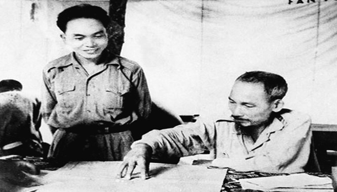 Kể chuyện Bác Hồ phong tướng Chủ tịch Hồ Chí Minh và Đại tướng Võ Nguyên Giáp tại Sở chỉ huy Chiến dịch biên giới 1950. Ảnh: Tư liệu.