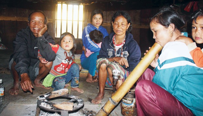 Làng phụ nữ 'ghiền' thuốc lào Đàn ông làng Apool ngồi nhìn vợ và chị em hút thuốc lào.