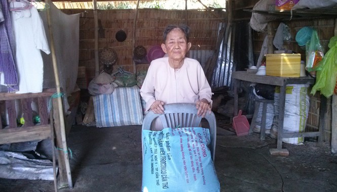 Tặng quà tết cho người khuyết tật, người nghèo Trao quà Tết cho người già neo đơn. Ảnh: Hòa Hội